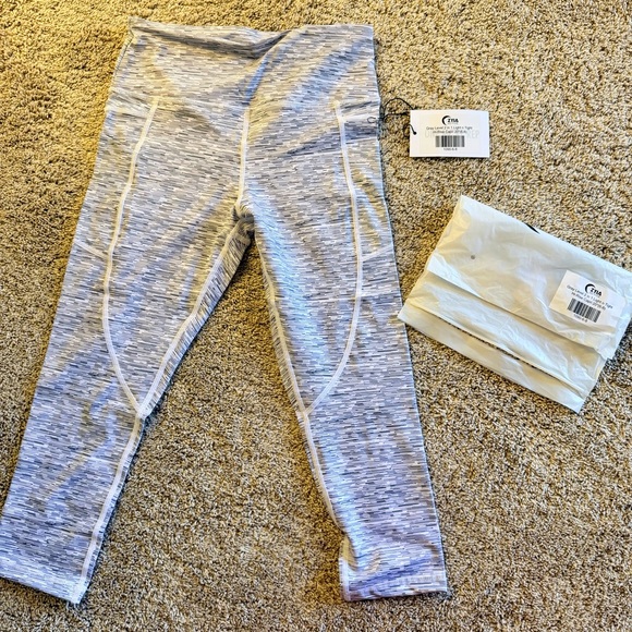 ZYIA Gray High-Rise Capri Leggings with pockets - Picture 4 of 8
